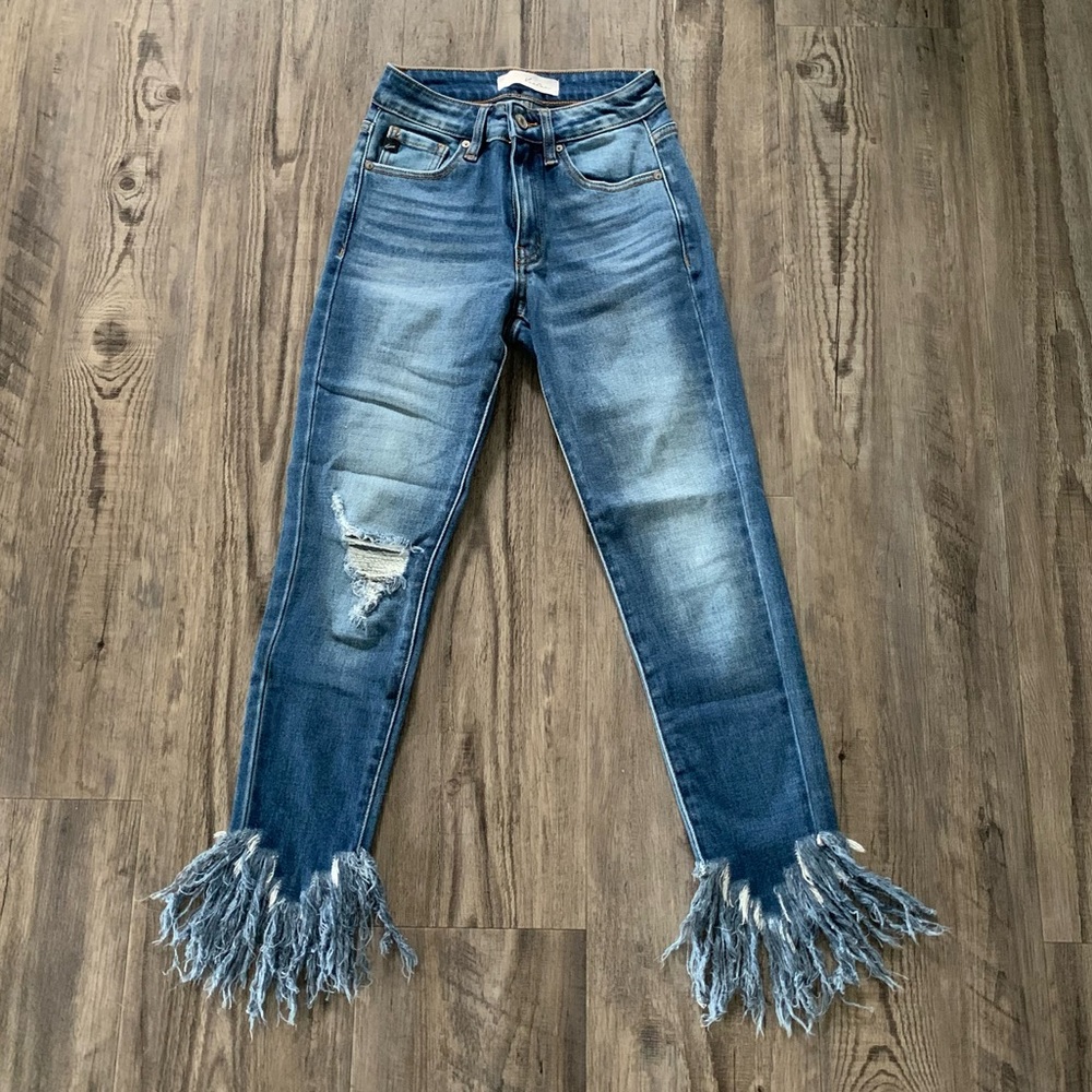 NWOT KanCan: Leslie Mid Rise Frayed Hem Skinny Jeans - Medium Wash